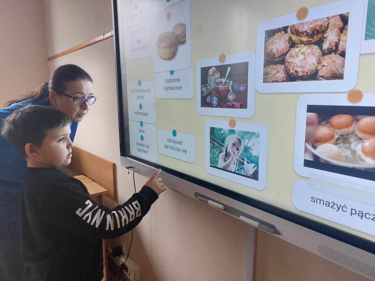 Uczeń pracuje na tablicy interaktywnej
